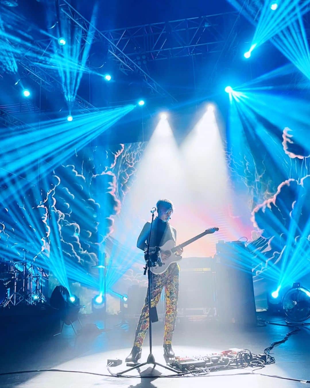 雅-MIYAVI-のインスタグラム：「Show day! 🎸😎✨✨#DolceGabbana」