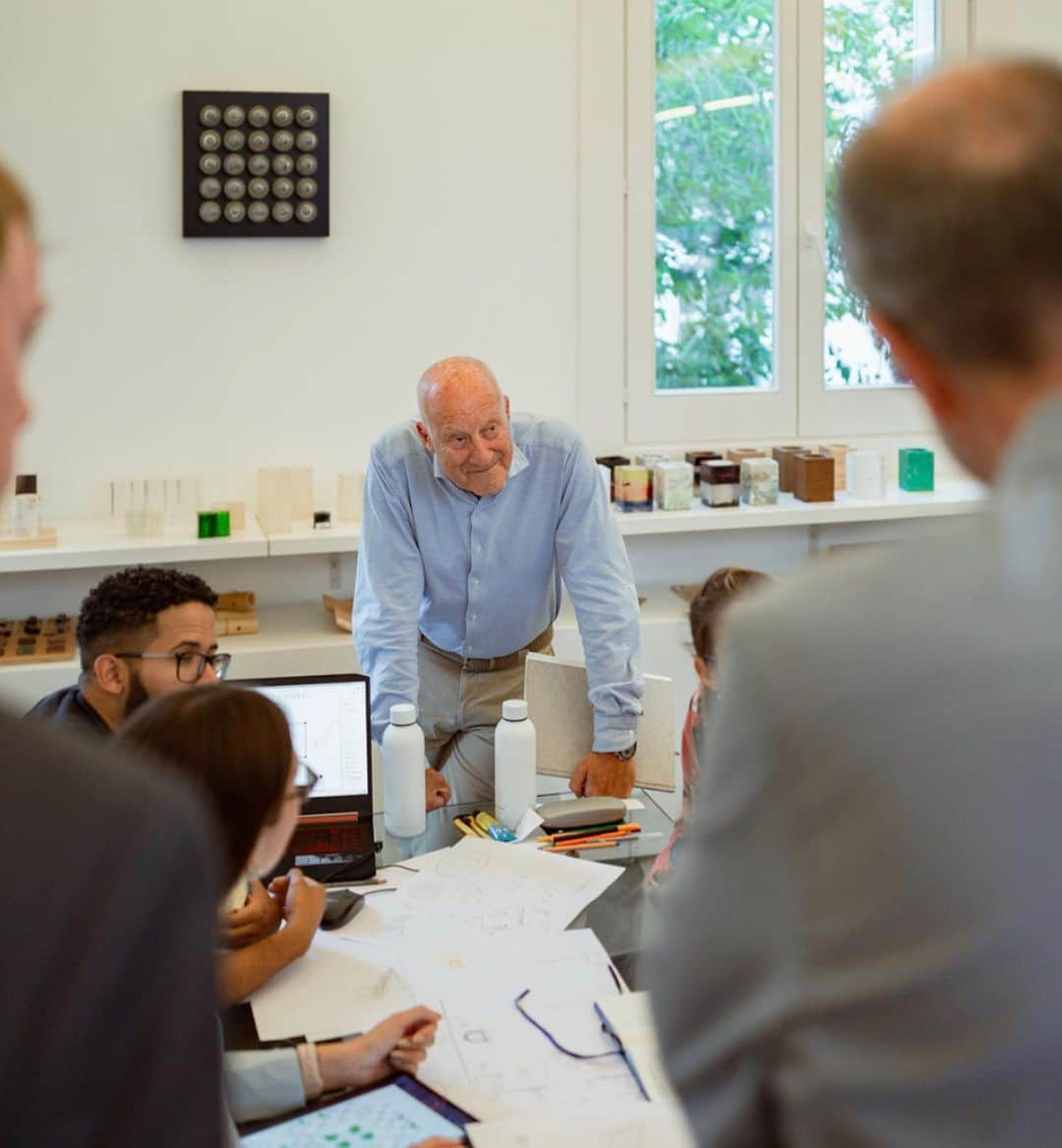 ノーマン・フォスターさんのインスタグラム写真 - (ノーマン・フォスターInstagram)「With Shigeru Ban and a great group of mentors and students for the workshop on shelters at the Norman Foster Foundation in Madrid」6月11日 1時11分 - officialnormanfoster