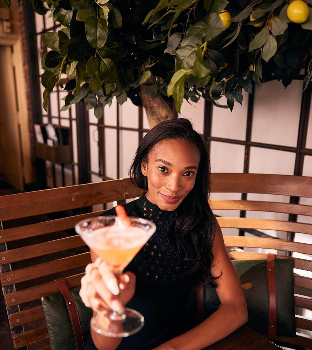 レラローズさんのインスタグラム写真 - (レラローズInstagram)「CHEERS to the weekend! May your cocktails be strong and your to-do list be short!🍸」6月11日 6時53分 - lelarose