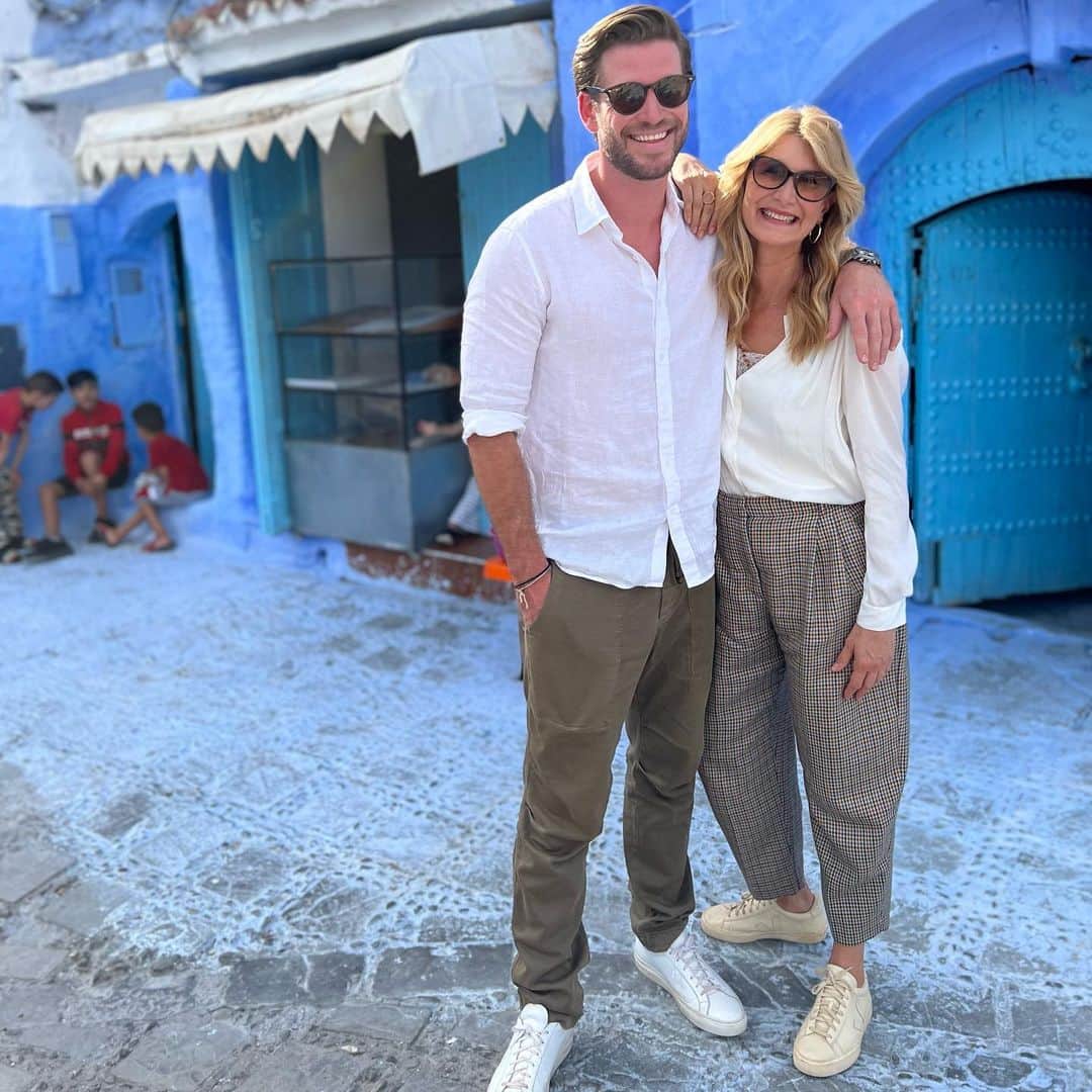 リアム・ヘムズワースのインスタグラム：「Just celebrating the release of @jurassicworld with my buddy @lauradern ✌️」
