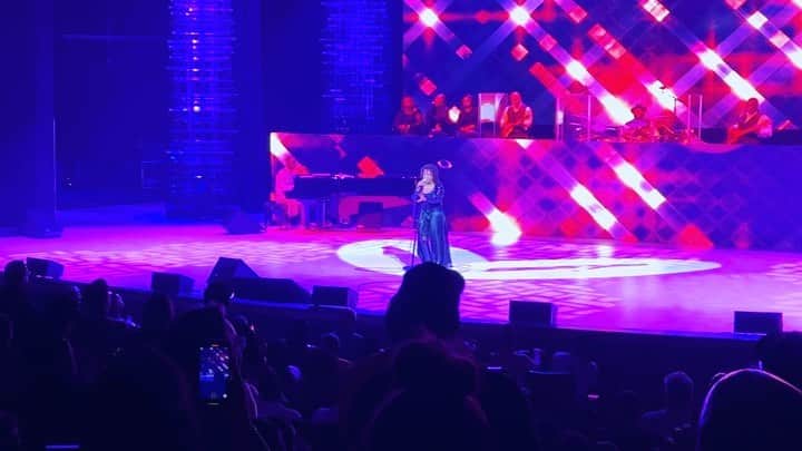 キャシー・グリフィンのインスタグラム：「The one and only Anita Baker is Giving You the Best That I Got. Her live show was fantastic. She blew the roof off the joint.」