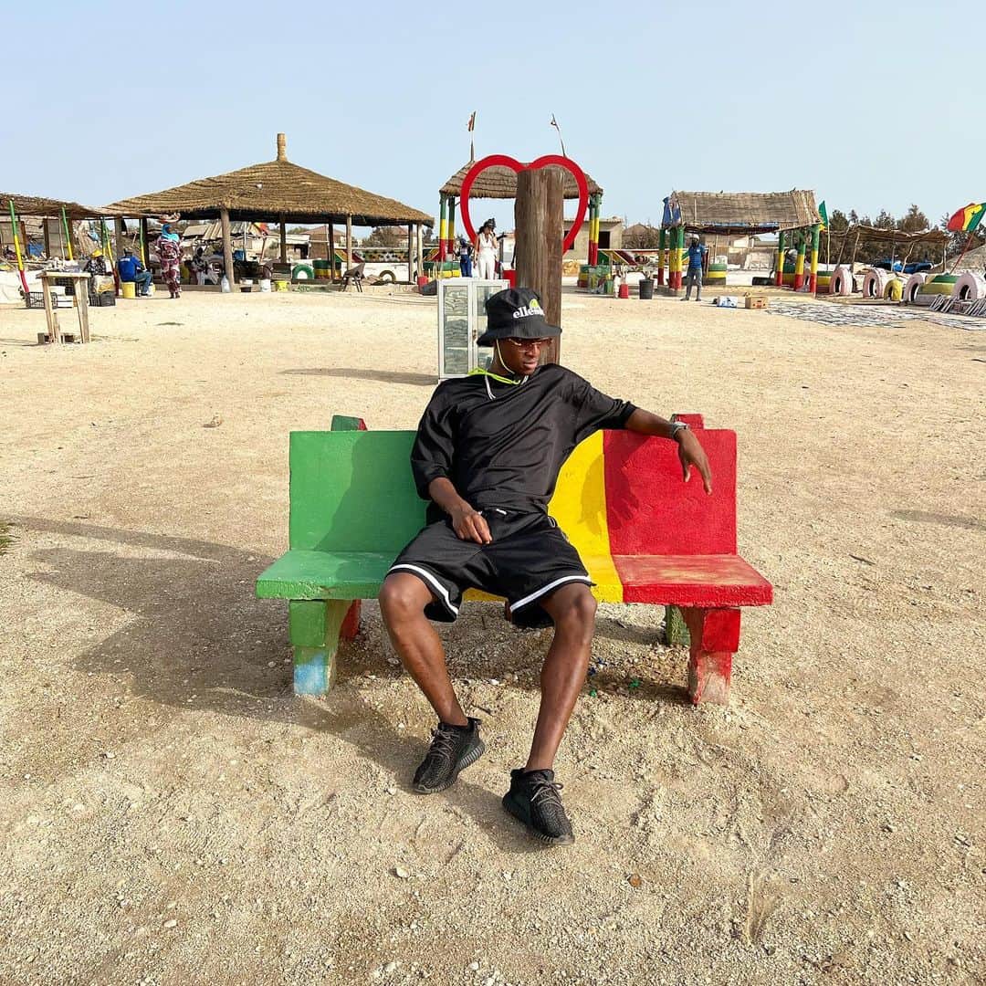のインスタグラム：「Always a good time in my beautiful country ! 😍🇸🇳🫶🏾」