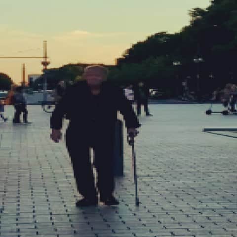 Cory Richardsのインスタグラム：「Dad walking through the Brandenburg Gate after waiting 59 years to do so, busy completing all the things he started. He's doing well, but I see the contemplation of a life and wonder about my own and the ouroboros, the symbol of time circling back on itself in an unending loop...where he stops and I start and I understand that there is no real beginning or end, but rather a snake that eats its own tail. I love you dad.   From my forthcoming book:  I park the car in the garage and watch him hobble his way towards the door. His pants are more air than flesh. His hair is more salt than pepper. His back is more curved than straight. And to me he is perfect because of his sun wrinkles and his eyes that just keep accumulating the blue sky.   I film his tools hanging above his work bench. I film sawdust and a Folgers can of miscellaneous screws and washers and nuts. I film a tattered leather tool belt. He opens the door behind me and it slams shut while the dog door swings on it’s hinges. “We’re home!” he hollers for the two millionth time and mom says, “Hi!” and Paul Simon says:  ‘There may come a time When I will lose you Lose you as I lose my sight Days falling backward into velvet night The open palm of desire The rose of Jericho Soil as soft as summer The strength to let you go’」