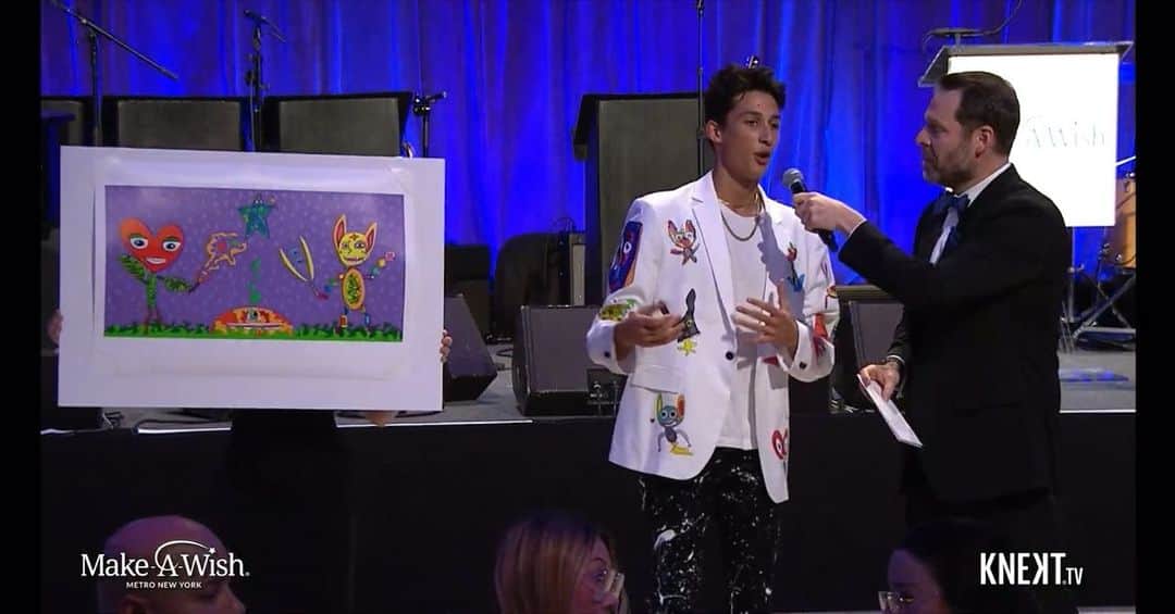 ナイジェル・バーカーのインスタグラム：「Big Night for my son @jackchinbarker who donated a new piece of his Monstar art to @makeawishmetrony that sold under the hammer for a record $10k ⚡️💫⚡️ helping this year’s gala bring in a whopping $1.7M and counting!!! #prouddad #myson #philanthropist #monstars」