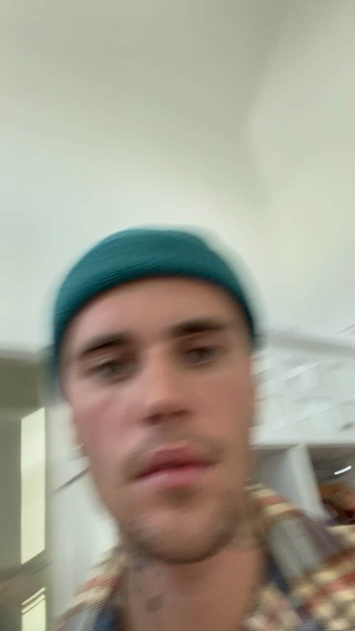 ジャスティン・ビーバーのインスタグラム：「IMPORTANT PLEASE WATCH. I love you guys and keep me in your prayers」