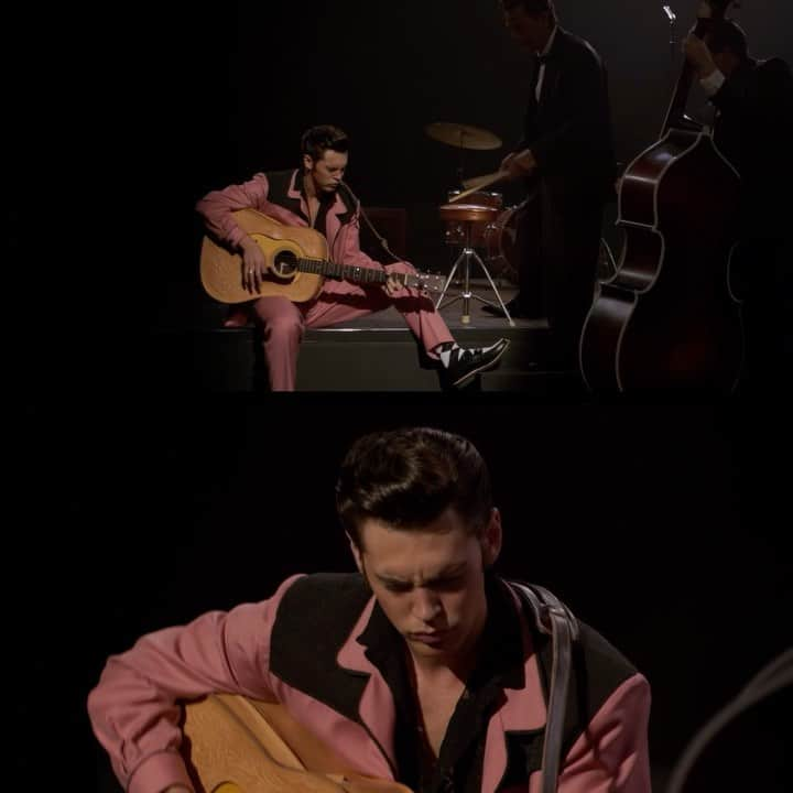 ライリー・キーオのインスタグラム：「One of the most remarkable parts to me about @elvismovie that people may not know (because he’s done such an fantastic job) is that @austinbutler is singing all of the early Elvis vocals himself. @bazluhrmann shared this clip today from an early screen test of Austin that I wanted to repost because what he was able to do is just so beautiful.」