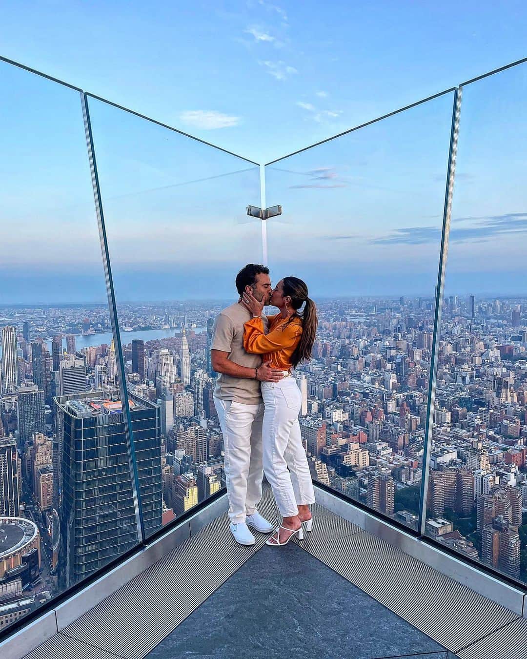 ジュゼッペ・ロッシのインスタグラム：「Unconditional love ❤️ #3yearanniversary #magical #rideordie」
