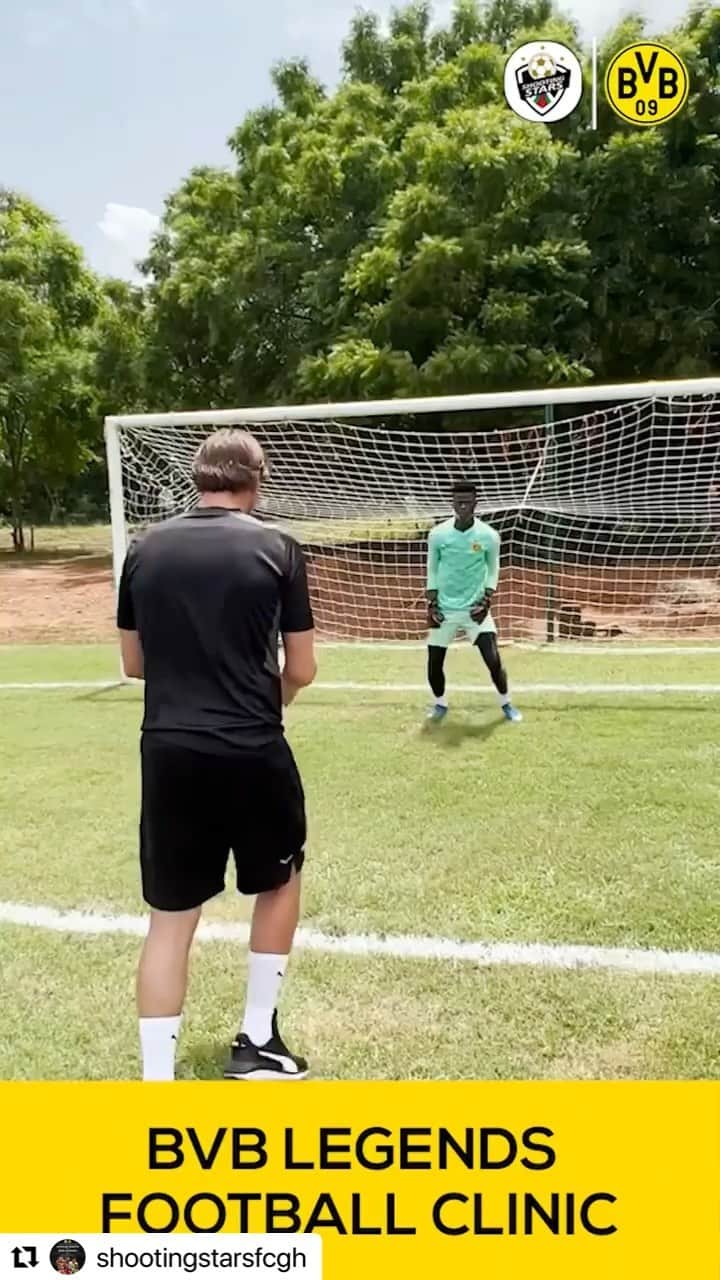 のインスタグラム：「Es ist immer wieder beeindruckend, wie wir, die Botschafter vom BVB, empfangen werden. Mit leuchtenden Augen, mit Freude und so viel Herzlichkeit. Wir lernen immer über die jeweiligen Kulturen dazu und es macht  eine Menge Spaß mit den alten Weggefährten und Freunden gemeinsam unterwegs zu sein. Danke Ghana, wir freuen uns bei Euch zu Gast zu sein! #bvb #BVBinGhana #Ghana #Legenden #BVBLegenden #Afrika #blackandyellow #africa @bvb09 @blackyellow @shootingstarsfcgh」