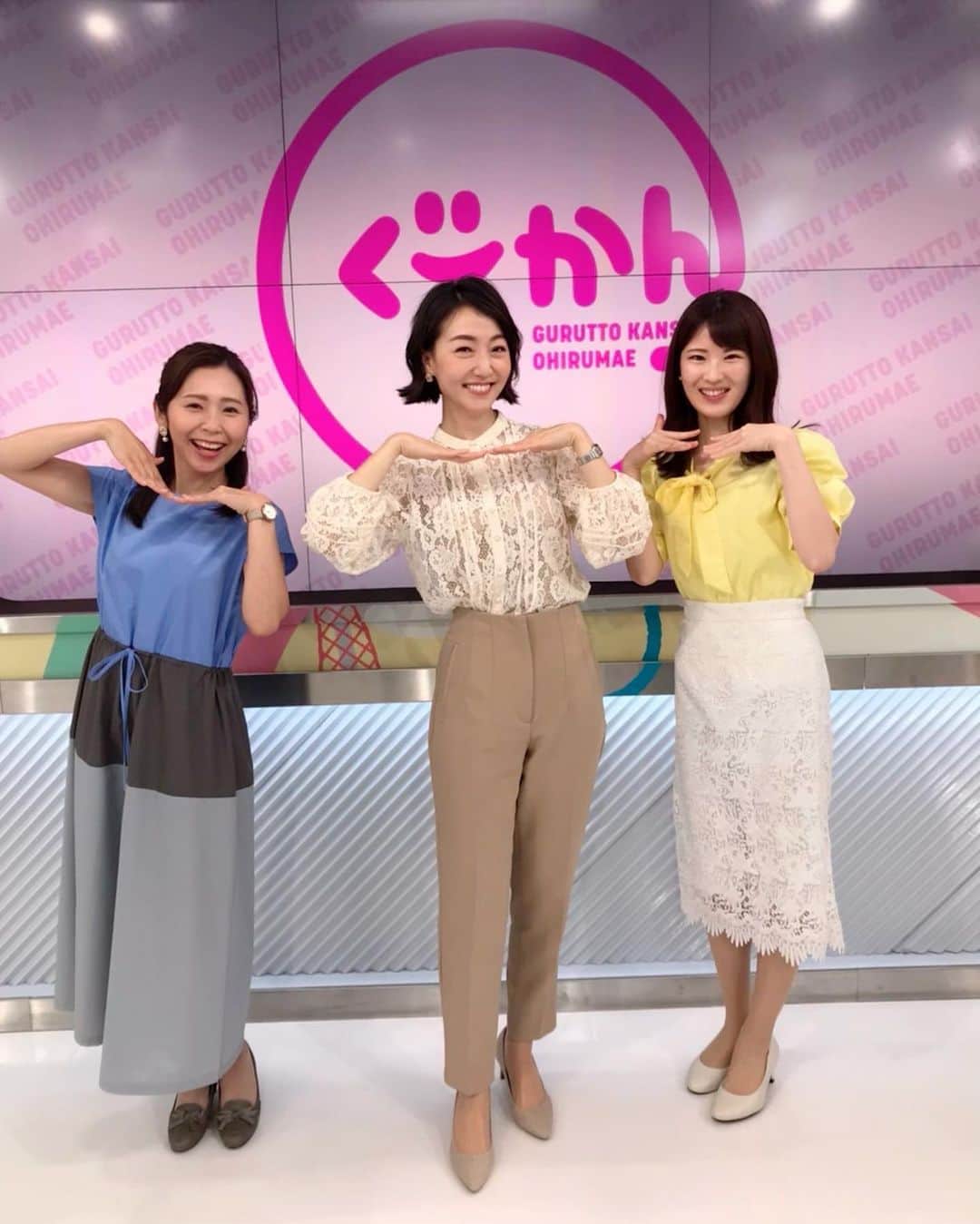 のインスタグラム：「昨日のNHKぐるかん生放送✨ 華やかなスタジオ楽しかったです💐  このポーズは...最近韓国俳優らSNSでよく見かける！？を真似てみました☺️  #NHK#ぐるかん#荒山沙織#田中愛理#八木早希」