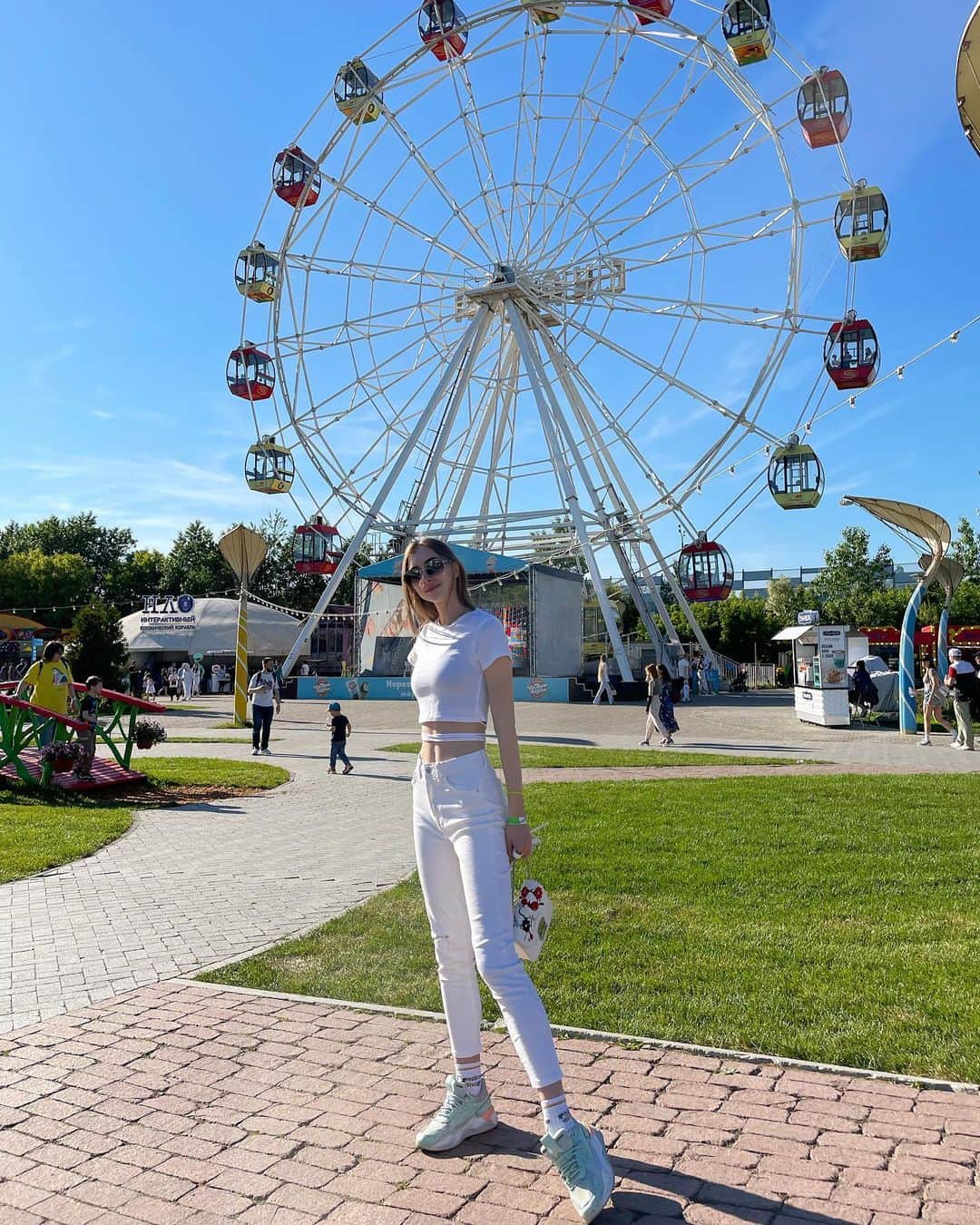 Veronika Rudychevaのインスタグラム：「Кто хорошо работает, тот хорошо отдыхает🤪 @victoriailina1373 @daria_dubova73   В конце с лучшей подружкой стою😂🙌🏼 #парксказка」