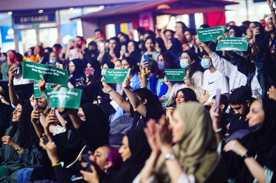 雅-MIYAVI-のインスタグラム：「Jeddah, You guys were beautiful last night. So happy that we finally got united and I was able to feel your culture. Thanks for your love. Yes, we’re all under the same sky.   السَّلَامُ عَلَيْكُمْ   #Repost @jeddahseasonsa ・・・ تفاعلكم مع حفلة الفنان العالمي MIYAVI غير🔥🤩وحماسكم حاجة خيال !💫❤️ ولسا #أيامنا_الحلوة‬⁩ تكتمل فرحتها فيكم🎇 #موسم_جدة @miyavi_ishihara #سيتي_ووك  #قرية_الأنمي」