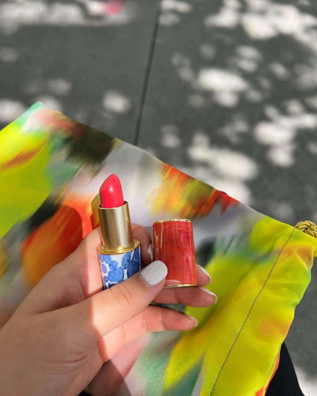 佐々木千絵さんのインスタグラム写真 - (佐々木千絵Instagram)「@driesvannoten   💛 CRAFTED ORANGE SATIN   Refillable lipstick.  中はレフィルが出来るリップスティック💄　 素敵なケースを捨てる事なく使っていけるのが嬉しい。  見た目より薄づき、程よい発色で使いやすい。  #lipstick  #refill #refillable」6月11日 6時56分 - chie1012