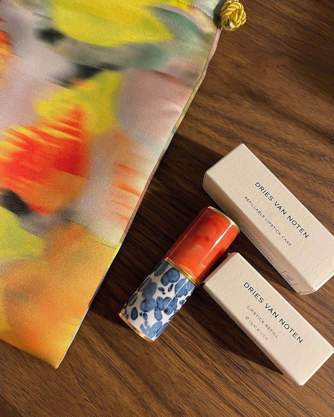 佐々木千絵のインスタグラム：「@driesvannoten   💛 CRAFTED ORANGE SATIN   Refillable lipstick.  中はレフィルが出来るリップスティック💄　 素敵なケースを捨てる事なく使っていけるのが嬉しい。  見た目より薄づき、程よい発色で使いやすい。  #lipstick  #refill #refillable」