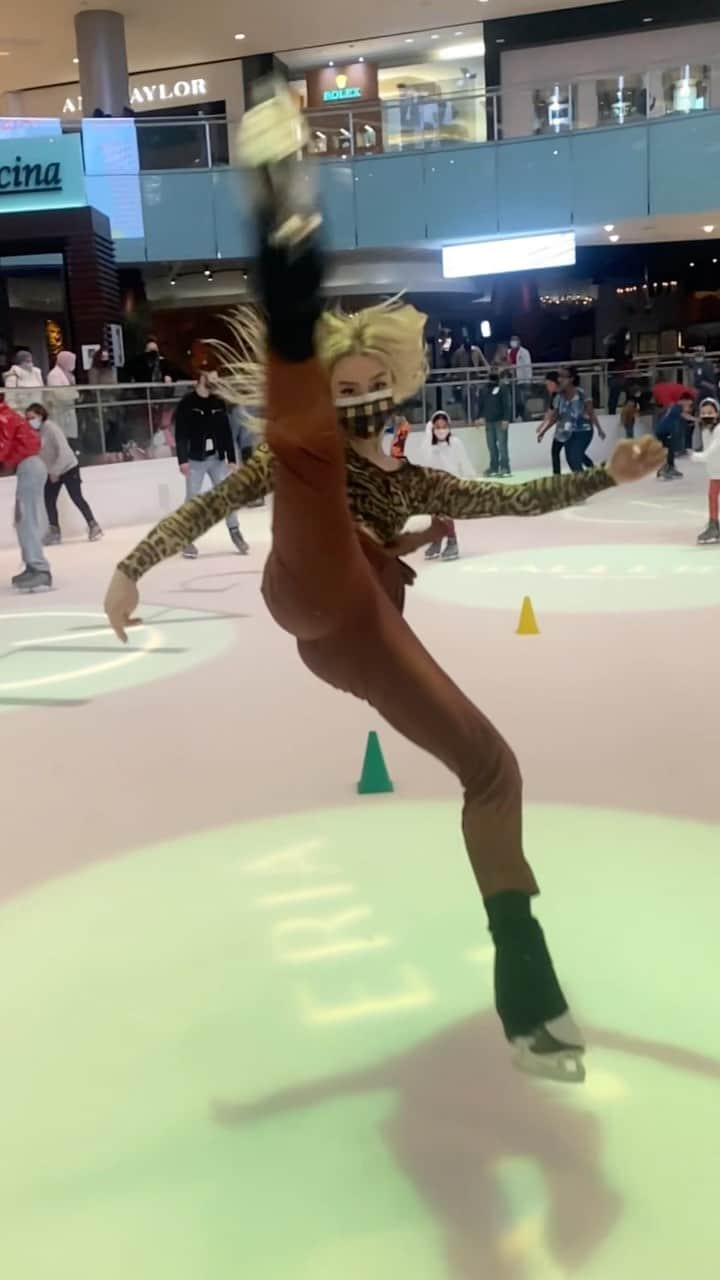 アンバー・グレンのインスタグラム：「TikTok saw it first 🤪  #iceskating #elvispresley」