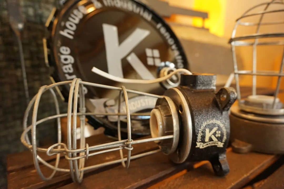 k-industrialのインスタグラム：「オリジナルの照明器具 ロゴを手書きで入れてました。  #川口市　#エイジング加工　#インダストリアル　#工務店」