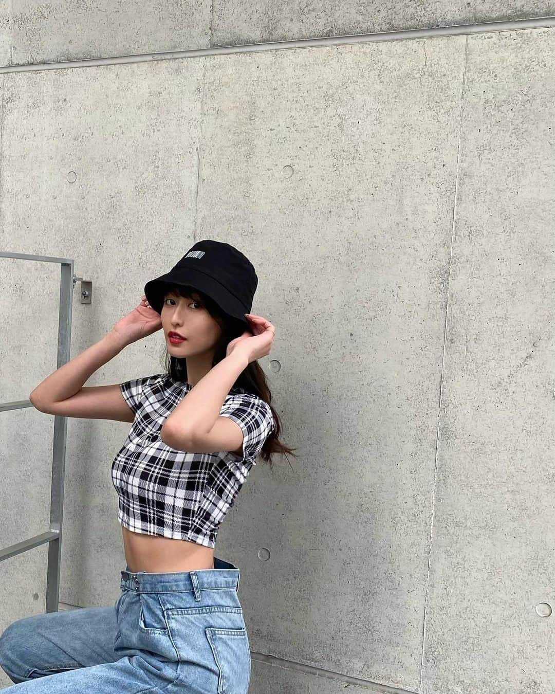 天野ちよさんのインスタグラム写真 - (天野ちよInstagram)「🤍🖤🤍🖤  #クロップド丈#クロップドt#夏服コーデ#夏服#夏服コーデ#バケットハット#バケハ女子」6月11日 8時57分 - el_mundo_mar_sol_nail