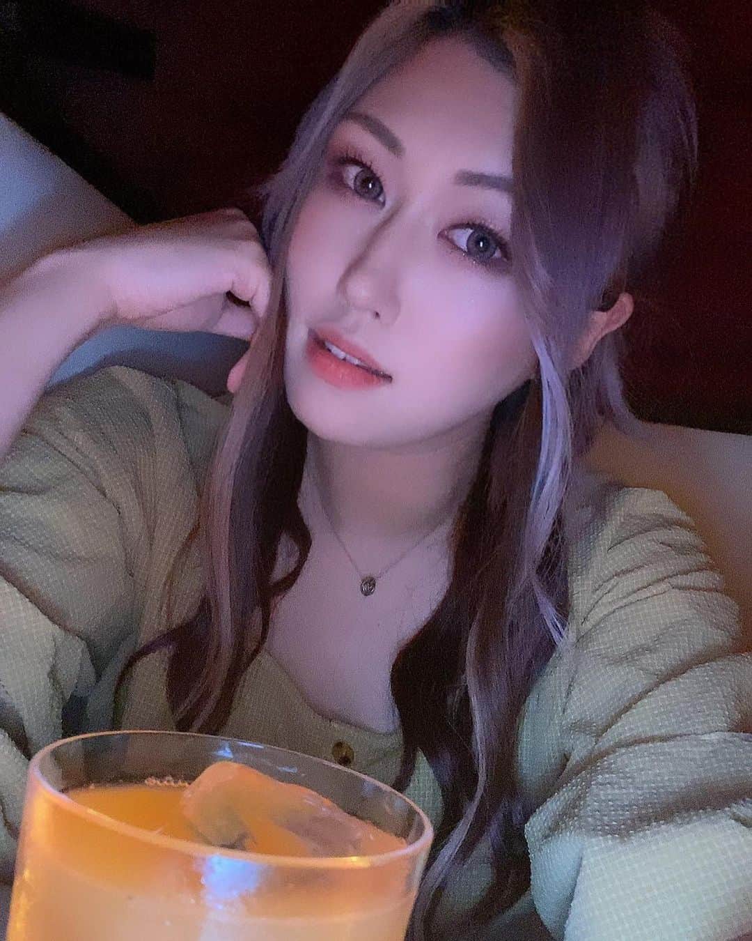 のインスタグラム：「先日… このあとワンチャン狙いたい女口説くとき御用達みたいなスケベバー行った！ えちえちカップルシート見た時の感想が 「WILLERトラベル（夜行バス）の完全独立シートみたい！」しか浮かばなかった私は 一切口説かれることはなくヤクルト1000の話だけして終わった」