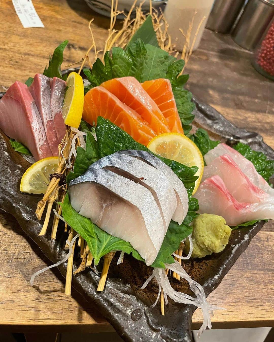天満バル SANJIさんのインスタグラム写真 - (天満バル SANJIInstagram)「どーも！た藁や天満店です🙌  今日も12時から元気一杯で営業してます💪😤  今日も新鮮なお刺身ご用意してますよーϵ( 'Θ' )϶  新商品の野沢菜のわさびもずく和え🤩 ウマすぎなものできました‼︎  今日のおすすめは鯛の藁焼き‼︎ お塩で食べるのがうまい😋  ぜひご賞味あれ✨✨  ◡̈⃝︎⋆︎*  ご来店の際はお気をつけ下さい！🙇‍♀️🙇‍♀️ ✄-------------------‐✄ 平日 𝟙𝟝時𝕆𝕡𝕖𝕟 土日祝 𝟙𝟚時 𝕆𝕡𝕖𝕟 ≣≣≣≣≣✿≣≣≣≣≣≣≣≣≣≣≣≣≣≣≣≣≣≣≣≣ #た藁や #た藁や天満 #藁焼き #カツオ #ウツボ #牛タン #🍆 #炉端焼き #ホッケ  #天満 #天満飲み歩き #天満はしご #はしご酒 #天満はしご酒  #ハッピーアワー #コロナに負けない ！#営業再開 #昼飲み #居酒屋 #𝕠𝕤𝕒𝕜𝕒 #たばこ吸えます #喫煙可能店」6月11日 12時52分 - tawaraya_tenma