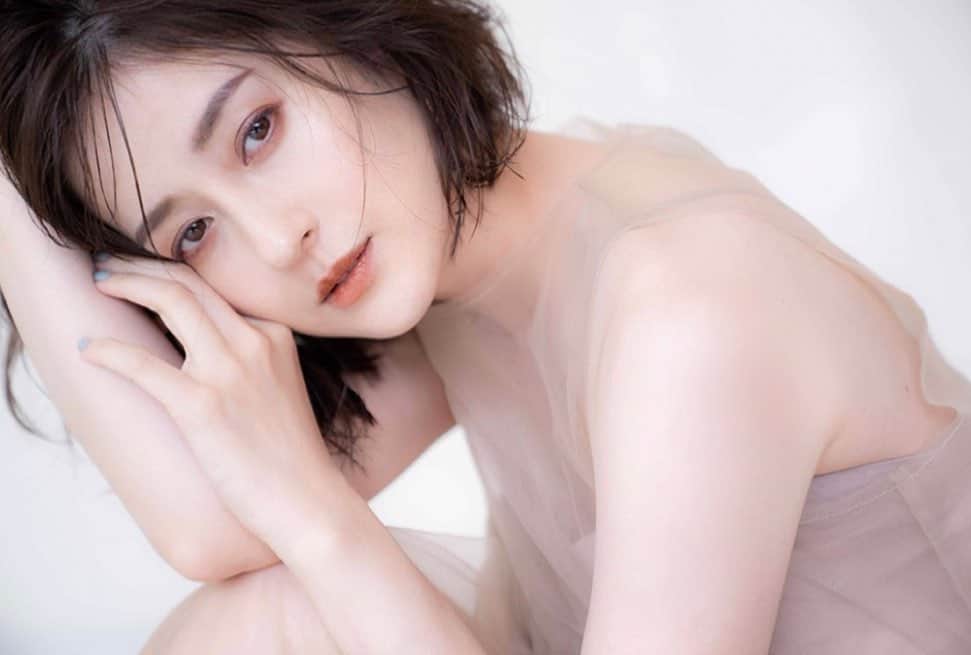 松本若菜のインスタグラム：「美的GRAND 夏号が 昨日から発売されています！  ITRINの商品をご紹介しているページです。  是非、お手に取ってご覧いただけると嬉しいです。  よろしくお願いいたします🫶」