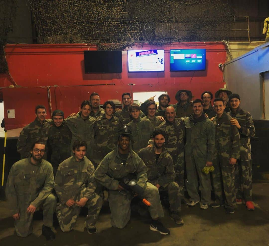 マキシム・デシャンのインスタグラム：「Soirée paintball de patineurs #action500 #paintball @epjm_team」