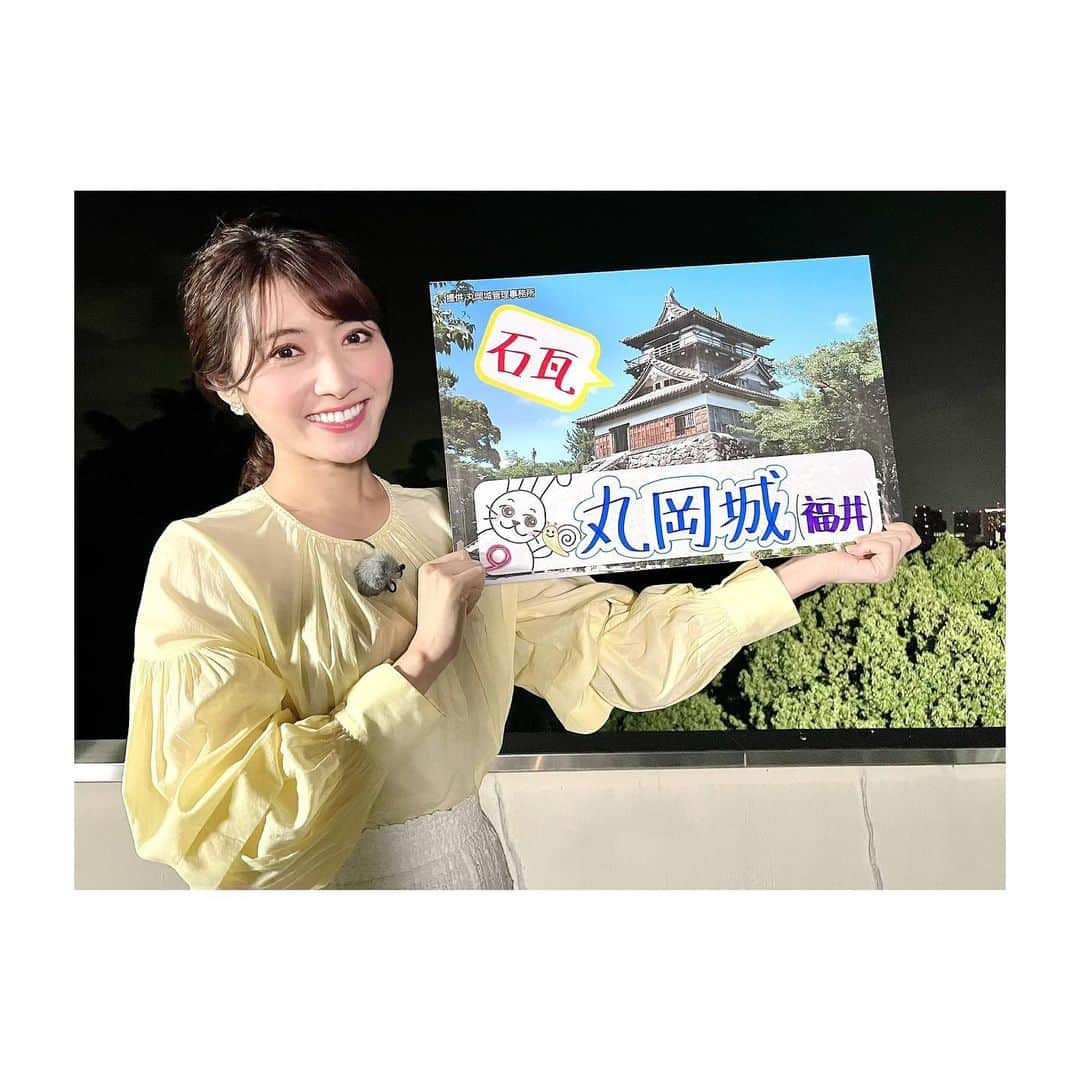 久保井朝美さんのインスタグラム写真 - (久保井朝美Instagram)「🏯 今夜はNHK 「サタデーウオッチ9」  写真は先週です☺️❤️  丸岡城は地元で採れる 笏谷石(しゃくだにいし)の 石瓦を使っています🏯  越前青石ともいわれる 青〜緑色の石です🪨  水に濡れると色が映えるので 雨の日には 見え方が変わるお城🐌☂️  土でできた瓦ではなく 石でできた瓦を使ったのは 寒さに強くて割れにくいから☃️  気象に合ったお城です😊  #NHK総合 #サタデーウオッチ９ #気象キャスター #久保井朝美 #気象予報士 #防災士 #城ガール #丸岡城 #石瓦 #笏谷石 #現存12天守」6月11日 14時00分 - asami_k920