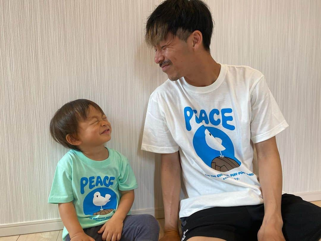 佐藤謙介さんのインスタグラム写真 - (佐藤謙介Instagram)「. 日頃よりサポートいただいてる @soccerjunky_official から平和を願うメッセージTシャツが届きました。  世界が平和でありますように🕊  #nowar  #peace  #息子 #3歳  @soccerjunky_official  @claudiopandiani_onlineshop  @claudiopandiani_shop」6月11日 14時09分 - ks080119