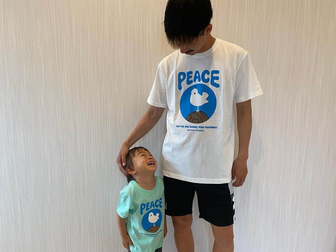 佐藤謙介のインスタグラム：「. 日頃よりサポートいただいてる @soccerjunky_official から平和を願うメッセージTシャツが届きました。  世界が平和でありますように🕊  #nowar  #peace  #息子 #3歳  @soccerjunky_official  @claudiopandiani_onlineshop  @claudiopandiani_shop」