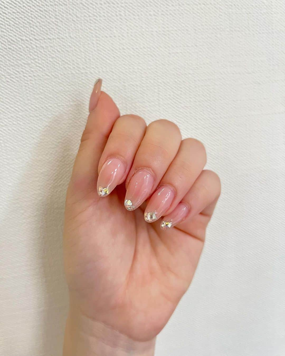 KEIのインスタグラム：「#ネイル 💅 敢えて先端にいろんな形のラインストーンを埋めてみた！✨ かわいすぎてずっと見てる🥹 やっとアップデートして新しい絵文字使えるようになった🫠  💅 @ankhcross_nail  いつもありがとうございます💓  メニュー #自爪 #ジェルネイル #ベージュグラデーション #先端ラメ #先端ラインストーン(オーロラ)」