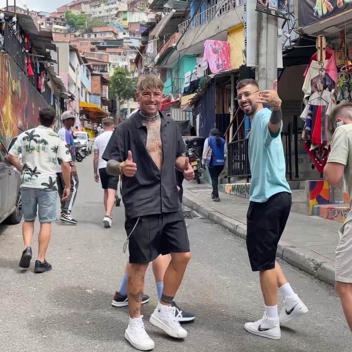 アルバロ・バディージョのインスタグラム：「Gracias Medellín!!! Por vuestra amabilidad, por vuestra simpatía y por vuestra humildad pero sobre todo por hacernos ver que la vida sin prejuicios es mucho mejor 😍🇨🇴❤️」