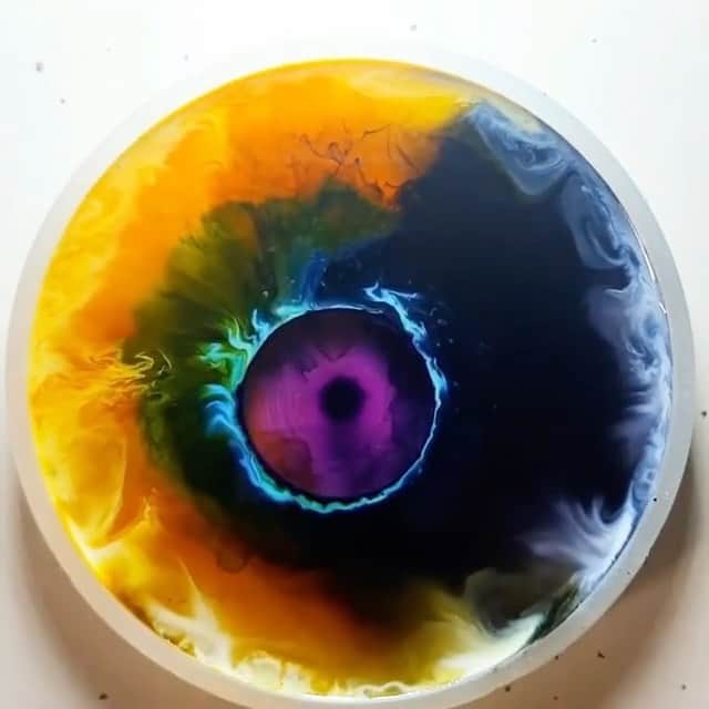 ValGarlandのインスタグラム：「Mesmerising❗️❗️❗️❗️  @beautifulbizarremagazine @ildagoart   #ValsInspiration」
