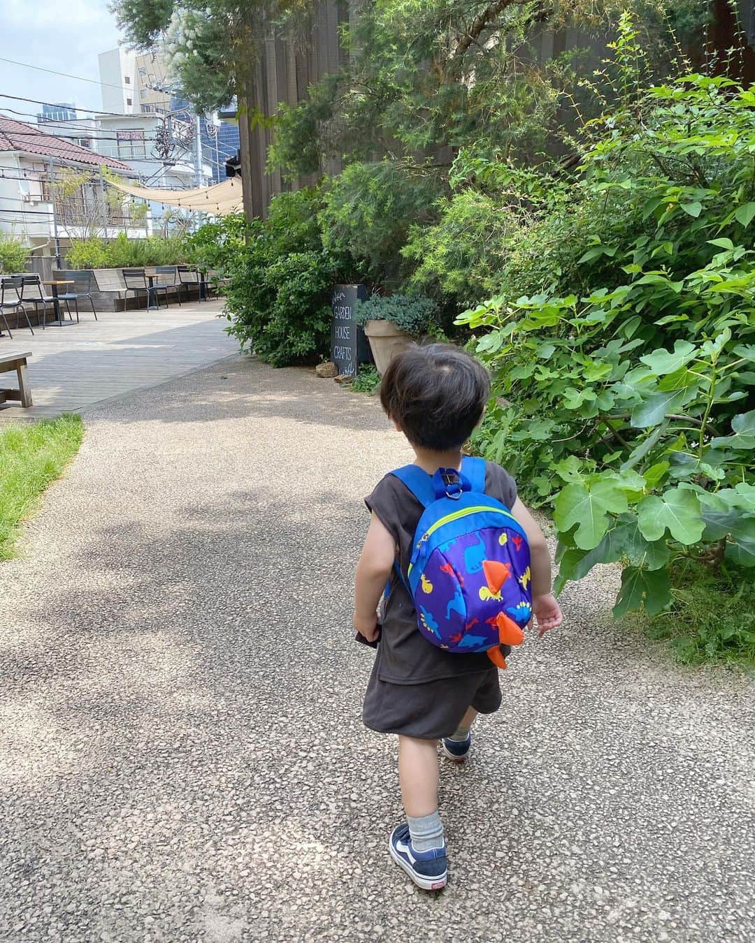 松本ゆいのインスタグラム：「晴れた日のこと🌿 最近は自分のリュックをよく背負って歩いてくれる👦🏻✨  #boy#1歳11ヶ月#kids#vans#ooju#kidsfashion#まつゆいと息子」