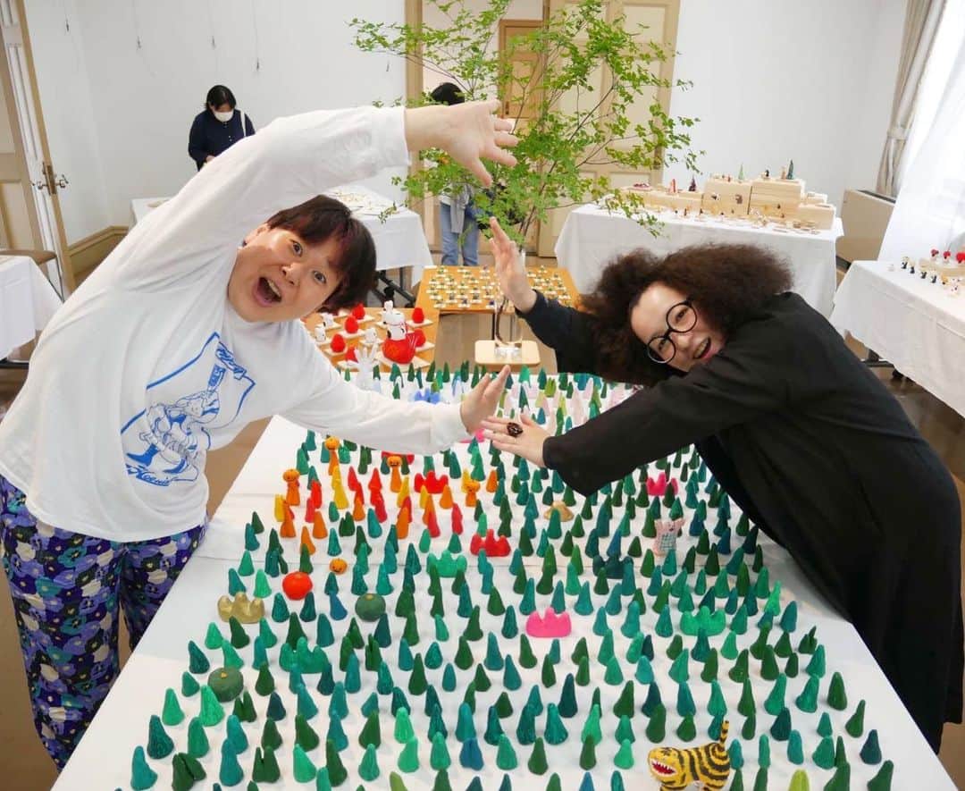 のインスタグラム：「大島さんがお友達の個展にお邪魔したそうですー👇👇  「小・中・高と一緒だった親友が張り子作家です。 小学校の頃から芸術が爆発してました。 福が来るような幸せな作品に癒やされまくりました。 山形で開催中！是非見ていただきたいです〜」  by大島さん☺️  #山形県 #アート大福  #森三中大島」