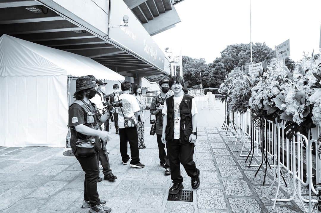 石原慎也のインスタグラム：「はじめてのアリーナツアー "Be yourself" 武道館day❷ オフショット  白石カメラ  photo by 白石達也 @t_s_p_1988」