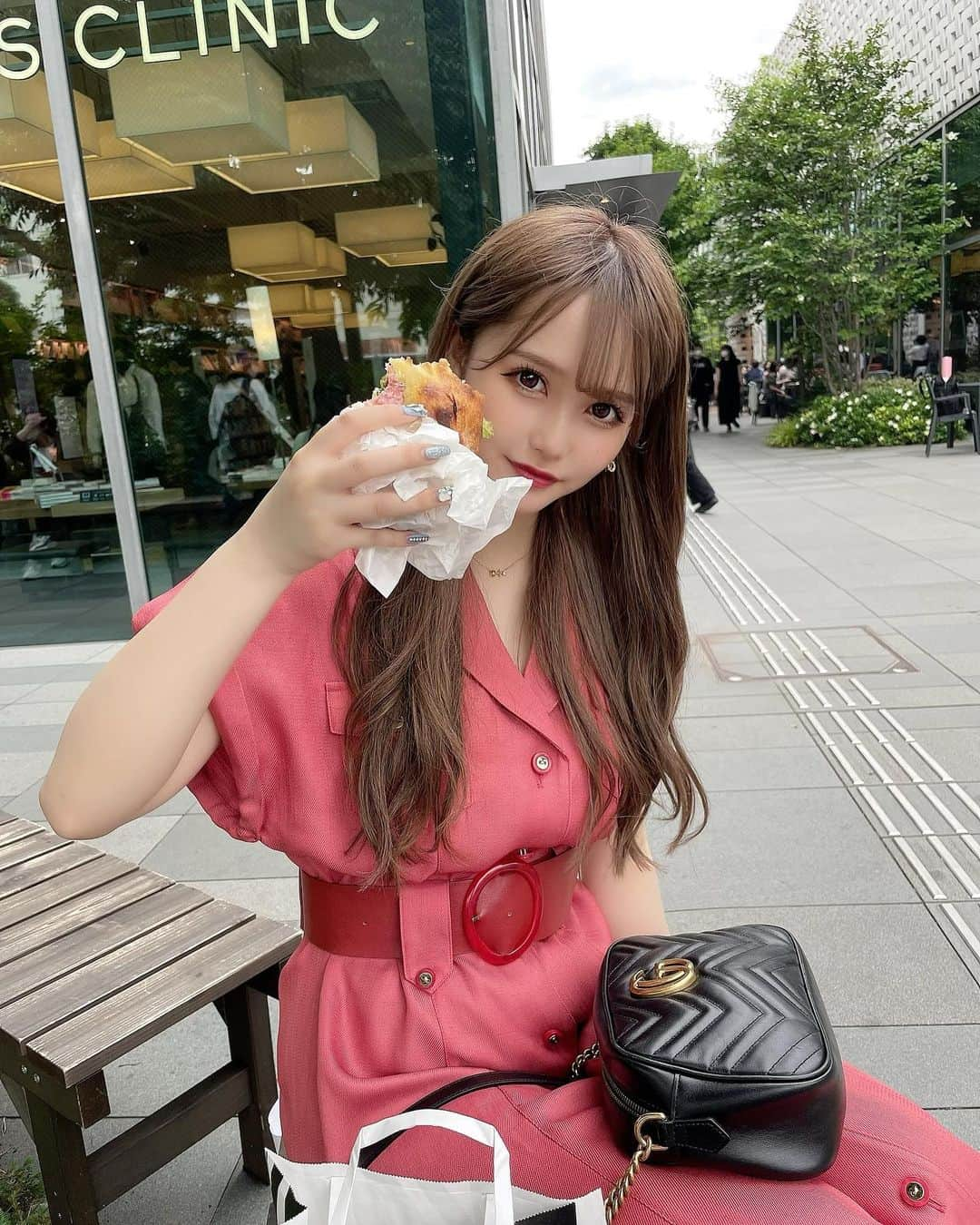 西綾乃さんのインスタグラム写真 - (西綾乃Instagram)「🍞🍞🍞  ワンピースの色かわいい！！」6月11日 18時39分 - achan___15