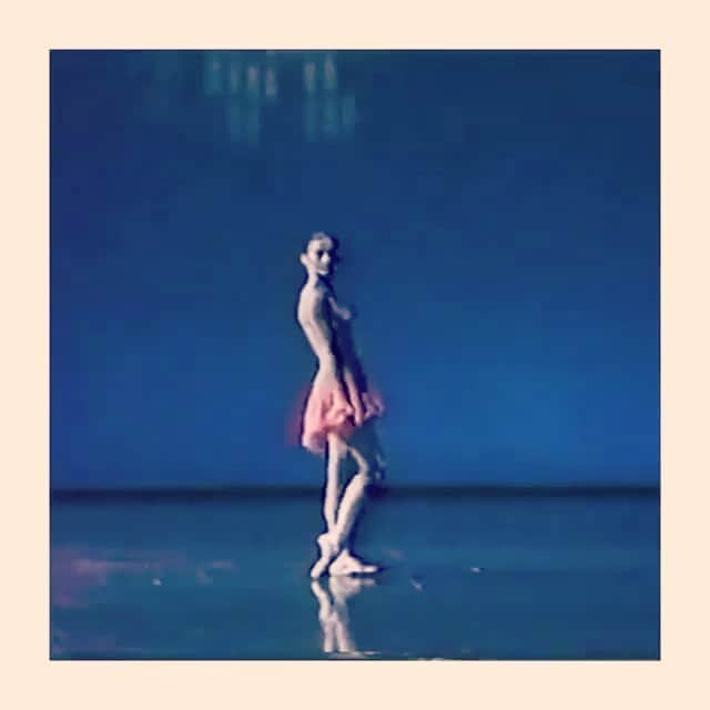 オーレリー・デュポンのインスタグラム：「Extrait du ballet « Who cares » de George Balanchine, venez découvrir cette magnifique entrée au répertoire au Palais Garnier avec @balletoperadeparis ♥️ 19 pirouettes en moins d’une minute 😅#21yearsold #galajapon #gershwin #georgebalanchine #saison22/23 #aureliedupont #whocares」