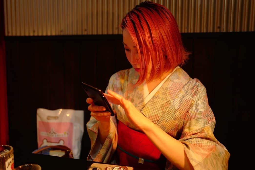 夏目麻央さんのインスタグラム写真 - (夏目麻央Instagram)「やったぁコンボだ！ って言ってそうななんかのアプリの広告みたいなやつ。  #髪はねてるよ #背中心もズレてるかもよ #いやそんなはずはない #と思いたい　 #kimonostyle  #kimonogirl  #自装 #御召し　 #ちいかわ #ホルモンみらい」6月11日 19時24分 - yellowbarbie_m