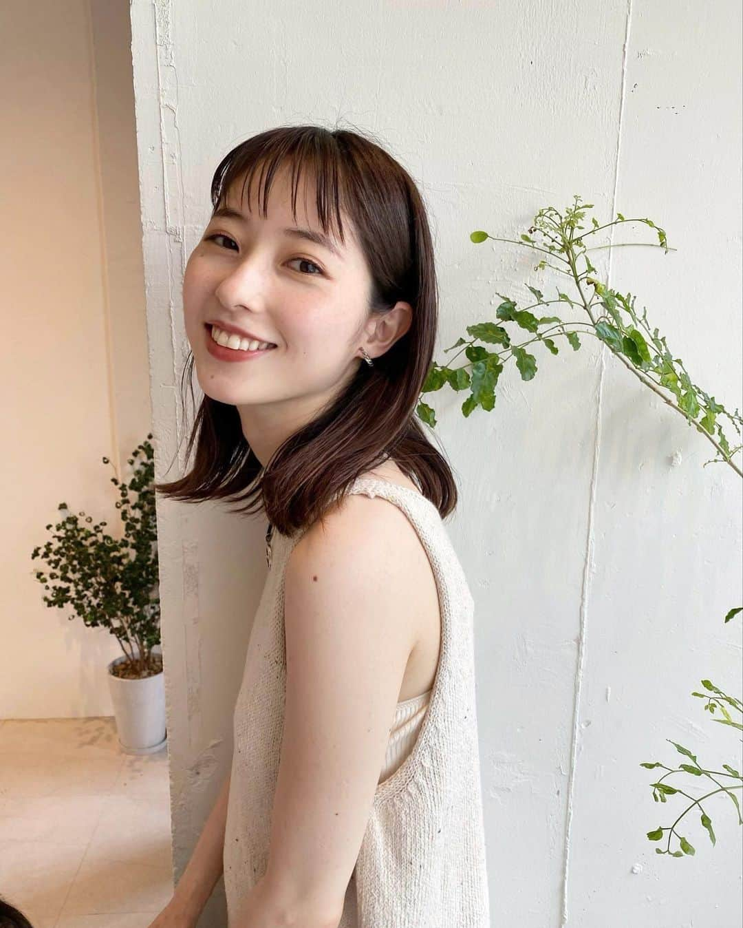 松本ゆいのインスタグラム：「久しぶりにちょこっと眉上の前髪に♡ 後ろが伸びてきたしね🌿 ありがとうございました😍 #まつゆいの髪#hair#オン眉#前髪」