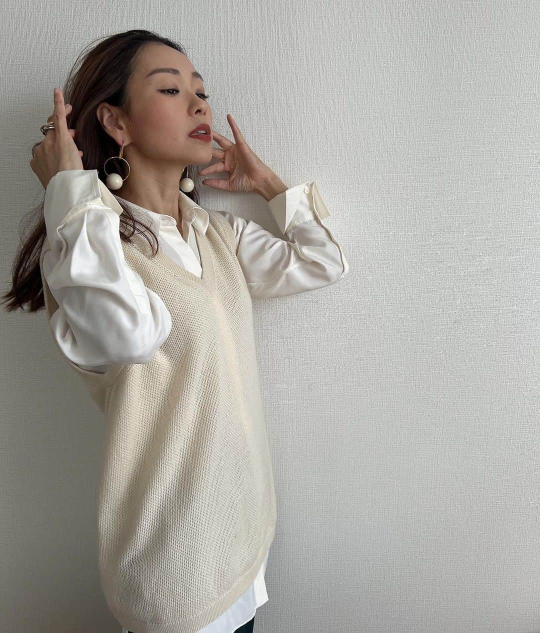 服部由紀子のインスタグラム：「最近のふくー  いろんな格好するなぁ。  ①着目のふく ベスト: マルジェラ ピアス: MARNI  ②着目のふく トップス: 忘れた、後で調べておく スカート : トゥモローランド アクセ : @fio_da_aranha   ③着目 グリーン: Maison apparel ワンピ: cos くつ : ジルサンダー  ④着目 トップス : cos パンツ : インポートのどこかの。  🤣インスタグラマーじゃないから、適当な説明でごめんなさい。後から調べて書いておきます♡  #プレ花嫁#東京花嫁#綿帽子#前撮り#結婚#flower#ホテルウェディング#出張ヘアメイク#ヘアメイク#raf #ウェディングブーケ#rafsimons #blooooms#丸の内前撮り#flowers #ブーケ#色打ち掛け #大人ウェディング  #saintlaurent」