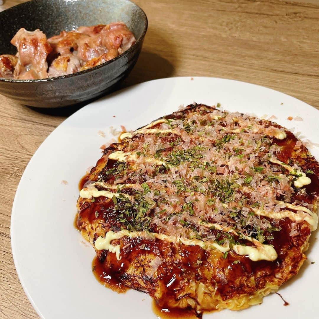 のインスタグラム：「ダイエット夜ご飯😋✨  ⭐️お好み焼き オートミール30g 水 千切りキャベツ 鰹出汁 キムチ チーズ  この具材を混ぜて焼いただけです☺️ めっちゃ簡単だしもちもちでした❤️ 全部目分量で😂  #ダイエット #オートミール #オートミールお好み焼き #キムチチーズ入り #美味しすぎた #砂肝 #高タンパク #低脂質」