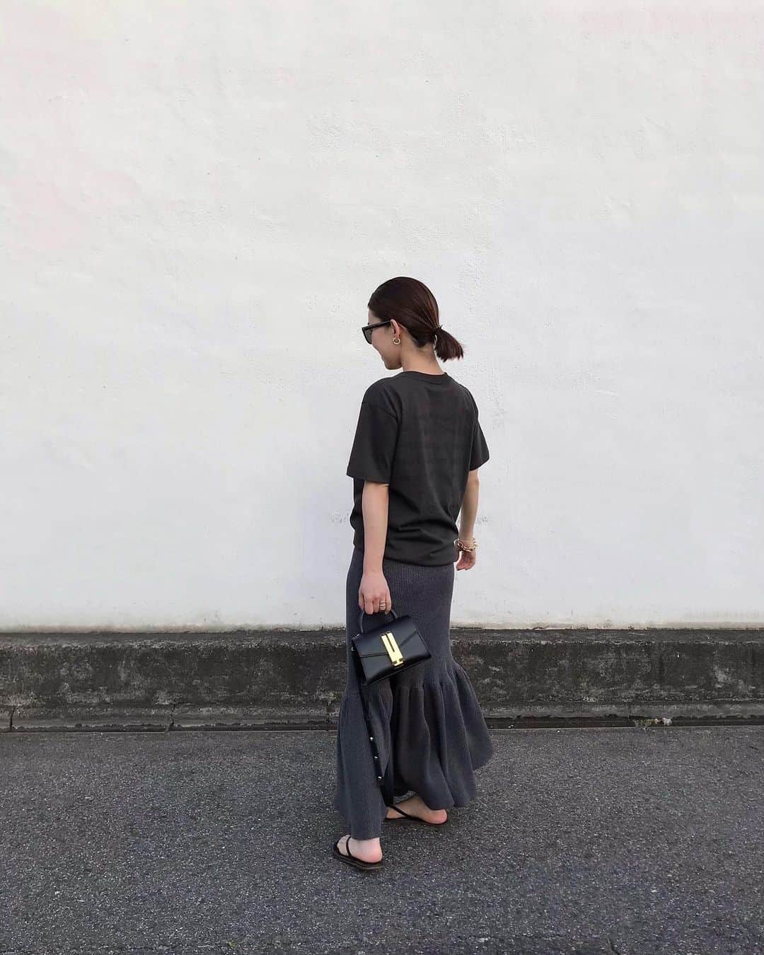 muua777のインスタグラム：「⁡ . ⁡ 今日は全身PAL CLOSET！ ⁡ 今回PAL CLOSETの各ブランドさんからTシャツが発売され、受注生産な上、Tシャツを買うと100円が寄付されるというSDGSな取り組みと聞き、PRさせていただくことにしました☺️ ⁡ アパレル業界でも大量生産、大量廃棄が問題視されており、自分のブランドでも受注生産を取り入れ、廃棄することがないよう工場さんにもご協力をいただいています。 ⁡ 普段はGALLARDAGALANTEが好きでよく買い物をしますが（このスカートもバッグも）、今回のTシャツはDOUDOUのさり気ないバックロゴが気に入って選びました♪ ⁡ 一人の力では微力なことで大したことはできないけど、それでも#ちょっとイイコト を選んでいけたらいいな！と思います💭✨ ⁡ @palcloset_onlinestore  ⁡ #DOUDOU#パルT#推し活#サスティナブルファッション#ロゴt#tシャツコーデ#150cm#シンプルコーデ#ママコーデ#おちびコーデ#おちびの輪#低身長コーデ ⁡」