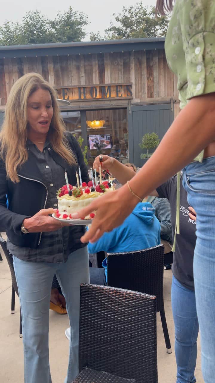 Caitlyn Jennerのインスタグラム：「Happy birthday to my beautiful, strong daughter, Casey. We haven’t always had the simplest relationship, but I’m enjoying every moment of our relationship! Hope you enjoyed the cake. Thanks for singing @brandonjenner a true family affair!」