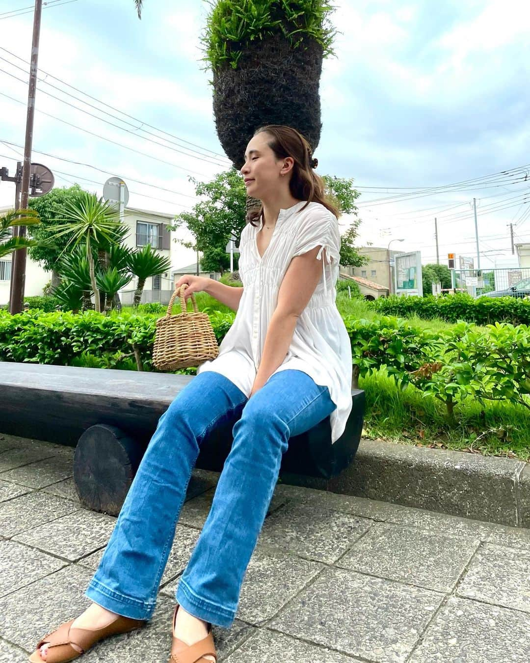 持永真実のインスタグラム：「🧺 ⁡ #まみふく 🏷 ⁡ blouse @renorm_official  denim @editforlulu_official  shoes @remme_official @odetteeodile」