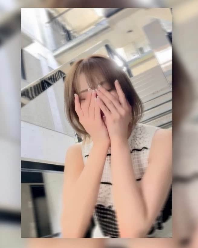 愛風ゆめのインスタグラム：「ヘアにネイルに💇‍♀️💅 あっちこっち🏃‍♀️❤️‍🔥  ラストは公園🛝🌳 「つめが🧊きらんきらん✨ になった記念」で 撮ってくれました👧📸  あっという間の1日🌆 皆様も、お疲れ様です🥂  写真で#キラキラ 写すのって 難しいよね🫢😢 ありがとうね💓👧 #ネイル　#ヘア　#美容day 💄」