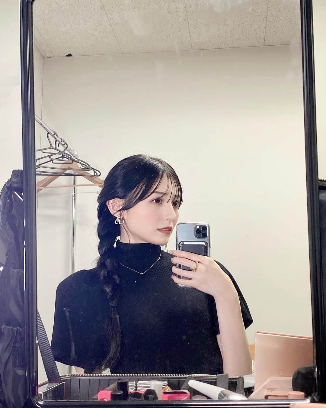 吉井美優のインスタグラム：「. メイクさんにしてもらった時の 🧏🏻‍♀️🎶」