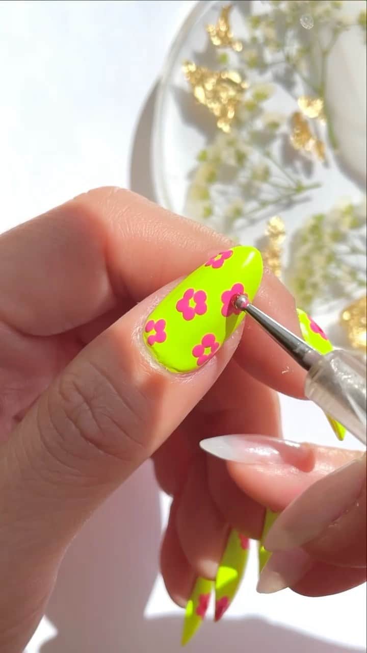 NailsVideosのインスタグラム：「Neon nails by @joydumpling 💚🌸」