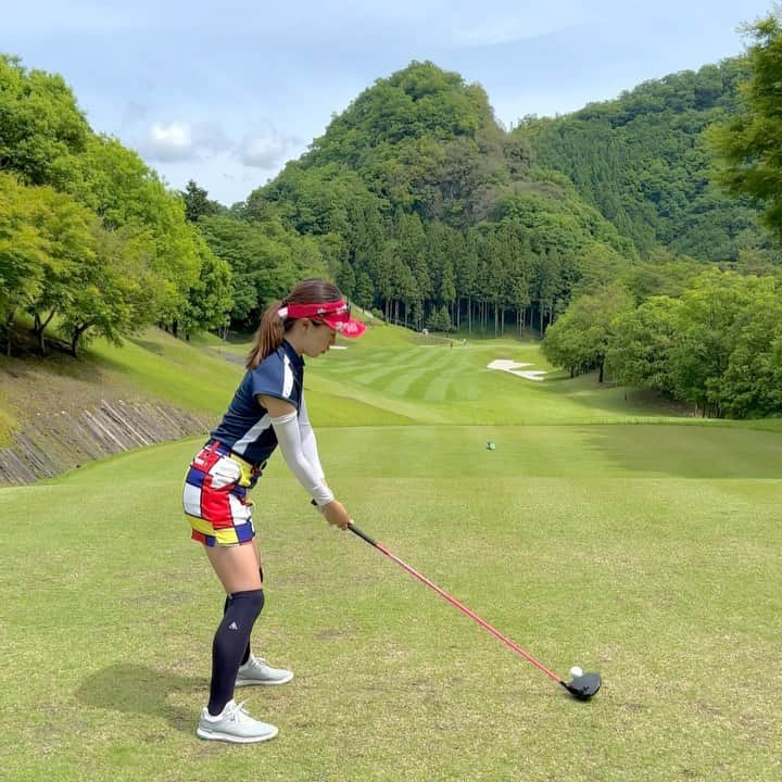 萩原菜乃花のインスタグラム：「メイプルポイント⛳️ 全然まっすぐいかなかった日の 真っ直ぐいったショット！  練習不足〜🥺  #メイプルポイントゴルフクラブ#ラウンド#ゴルフ#スイング動画#ゴルフスイング#ゴルフ女子#ドライバー#ゴルフ男子#スイング動画#golf#ラウンドマウス#ゴルフコーデ#ゴルフウェア」