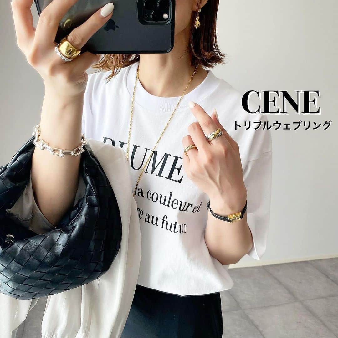 のインスタグラム：「Tシャツスタイルにも映えるトリプルリング💫(人差し指) @cene_316l  ゴールドとシルバーのコンビカラーだから手持ちのアクセサリーたちとも合わせやすくて  何より @cene_316l さんのアクセサリーは金属アレルギーがあっても安心なステンレス素材🥺💕💕  医療用器具にも使用されている最高位のサージカルステンレス316L素材で  海や温泉にも付けっぱなしで入れるくらいだから、汗をかく夏場でも安心👏🏻  #cene#金アレ対応#ピアス #セネ#金属アレルギー対応#pr」