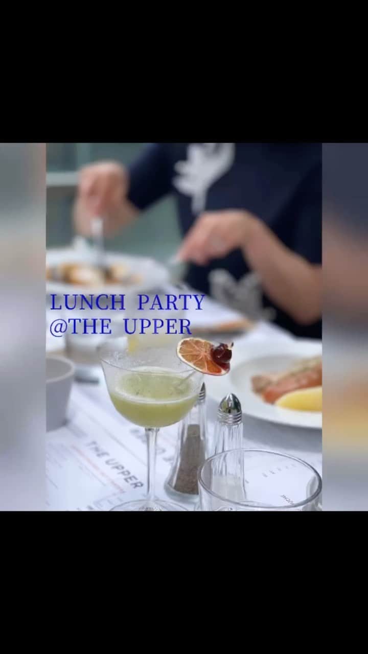山本みらいのインスタグラム：「インスタライブでもお声がけしたランチ会！ @theuppertokyo で開催しました。  このランチ会の出発点は、4月に行なった私のジュエリーの展示会から。  ハードルの高いであろうホテルのスイートルームでの展示会にドキドキしながら来てくださった皆さんに感謝を伝えること。  来場の方がいないとなし得ないイベントを支えてくださった みなさんへの恩返しと言うか、  その時の楽しい時間を何倍にもしてお返ししたいと考えながら、私にもできる事を考えてささやかながら企画したランチ会でした。  また日々の生活の中では素敵なジュエリーを買ってもつけていく場所がない、とおっしゃる皆さんの楽しいお出かけの場になればという目的もありました♪  今日が初めましての方も、思い切ってきました！と言ってくださり嬉しかったです。  こういう場が初めての方も、一人参加の方も、居心地の悪い思いをすることが無いように。 というのは本来人見知りで緊張しいの私がいつも絶対に決めている事です。  ほとんどの方が一人での参加でしたが、蓋を開けてみればとても楽しく盛り上がってくださり、お店のご厚意もあり、夕方まで長時間をテラスで楽しみました。 (時間については今回はたまたまOKだったのかも)  私はたまたま社会人になってからも世界が広がる経験を多くさせて頂いてきましたが、  皆さんにとってもここがそんな場所の一つになればと思います。  次は何しようかね？ ビアガーデン？秋の味覚？  負担にならない気楽な会で自由参加で。 忘れかけた頃にまた何か企画したいと思います。  今回来られなかった方も、またお待ちしています♪  ジュエリーもラインナップをもう少し増やしながら。 まだできていない公開アカウントはオンラインでのサイトができ次第、オープンしたいと思っています♪  @jewelry_by_mirai @mirai_yamamoto」