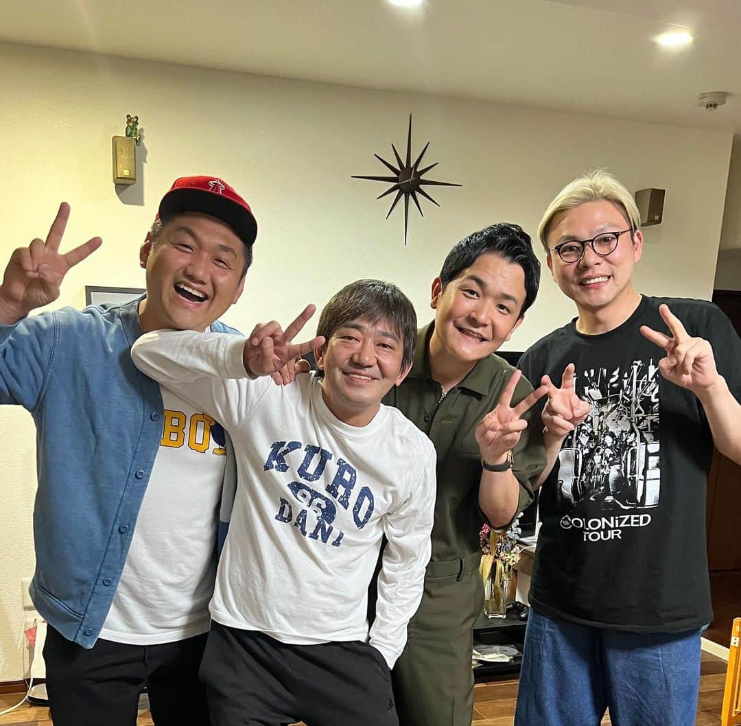 ノブ のインスタグラム：「メッセンジャー黒田さんのお家でタコ飯を食べる会をしました。 相席食堂でお馴染みのあのタコ飯です。 ビタミンSお兄ちゃんとガクテンソク奥田は初めてようで美味すぎて笑ってました。 後輩達にタコ飯よそう姿はもうお婆ちゃんでした。 黒田さん穏やかにずっと笑ってました。 ギャロップの林が私用で来ない事を聞かされた時はゴリラくらい暴れてました。 本当に好きなようです。 ごちそうさまでした！」