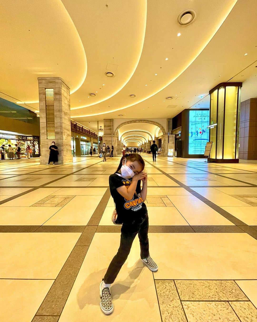 武内ペレス麻射のインスタグラム：「. 電車乗り換えするときに通ったら 「ここきれーい！写真撮って📸」 と言われパシャっと😂  ポージング神がかってる👏🏻💖」